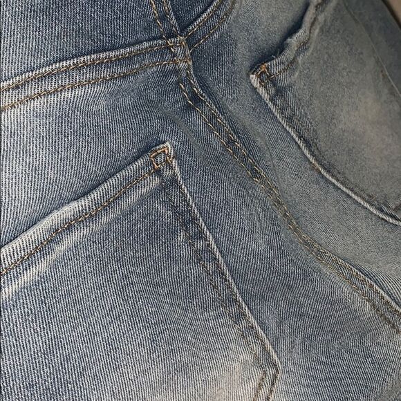 Light wash capris   - Picture 5 of 7